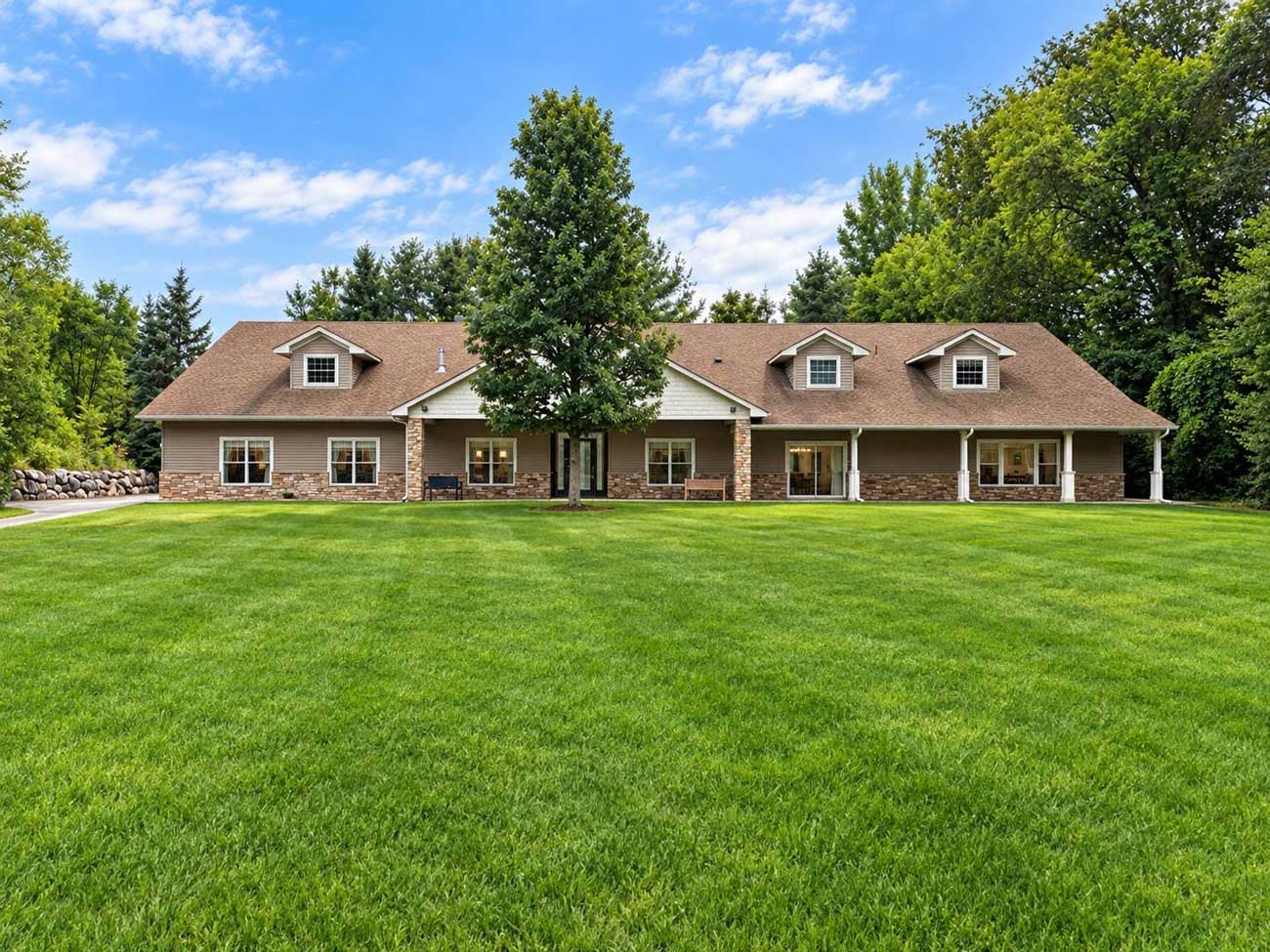 Exterior of Evera at Rosemount with expansive green lawn and mature trees